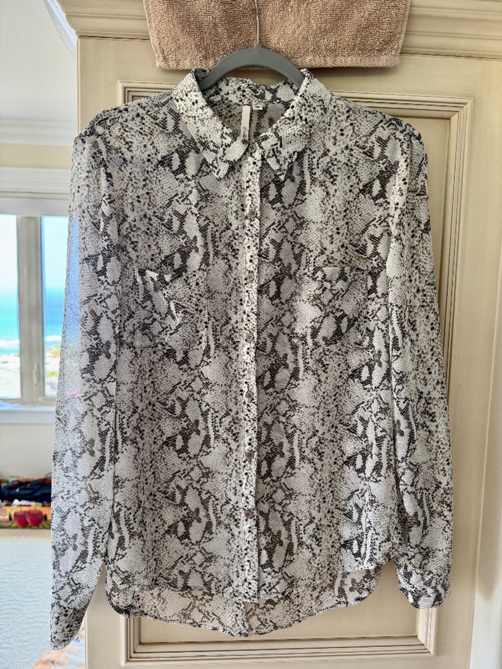 Bellatrix Womens Snakeskin Black/White Blouse